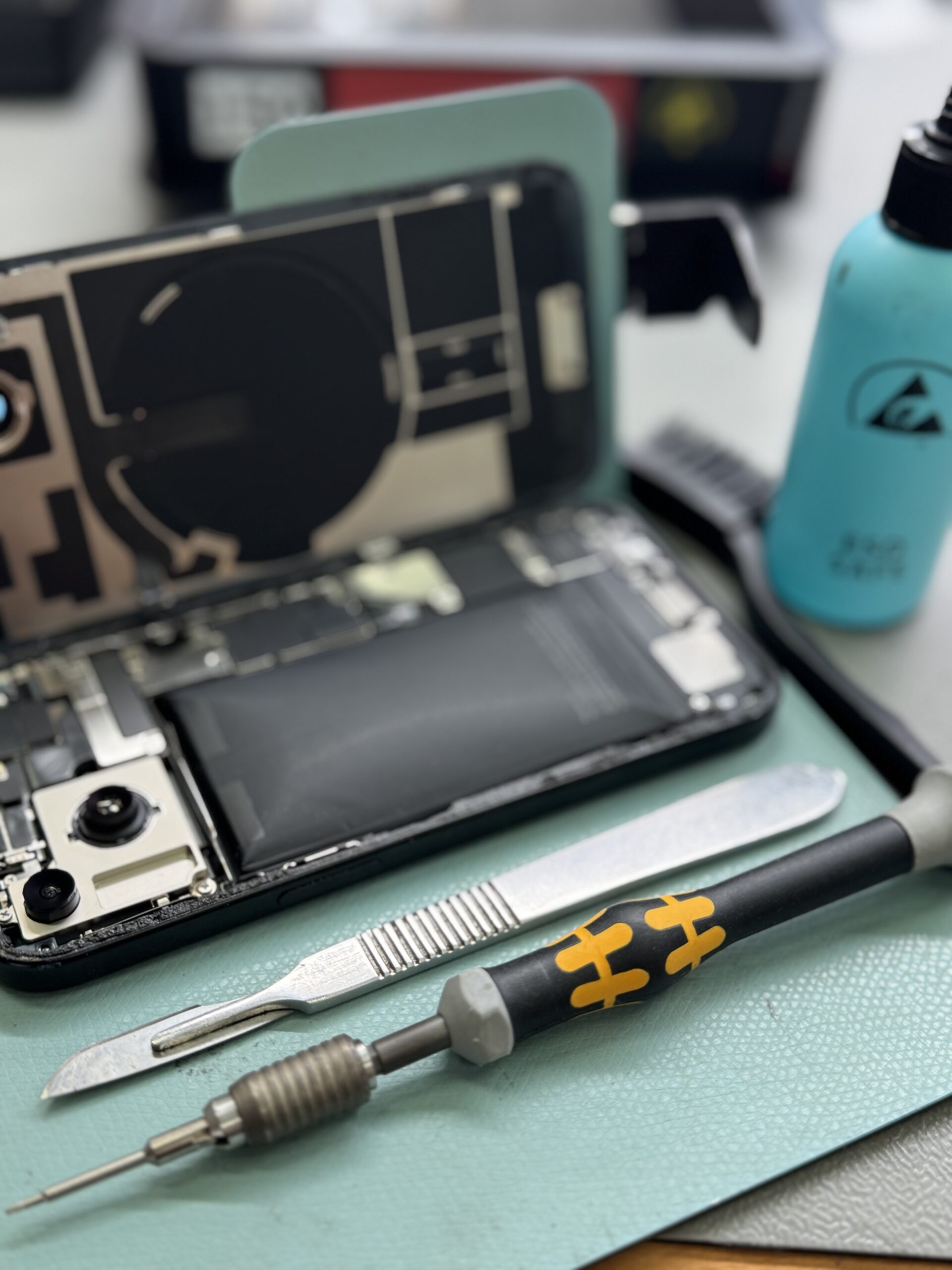 Scherm laat los? Grote kans dat je batterij is opgezwollen 2 Scherm laat los? Mogelijk is je batterij opgezwollen